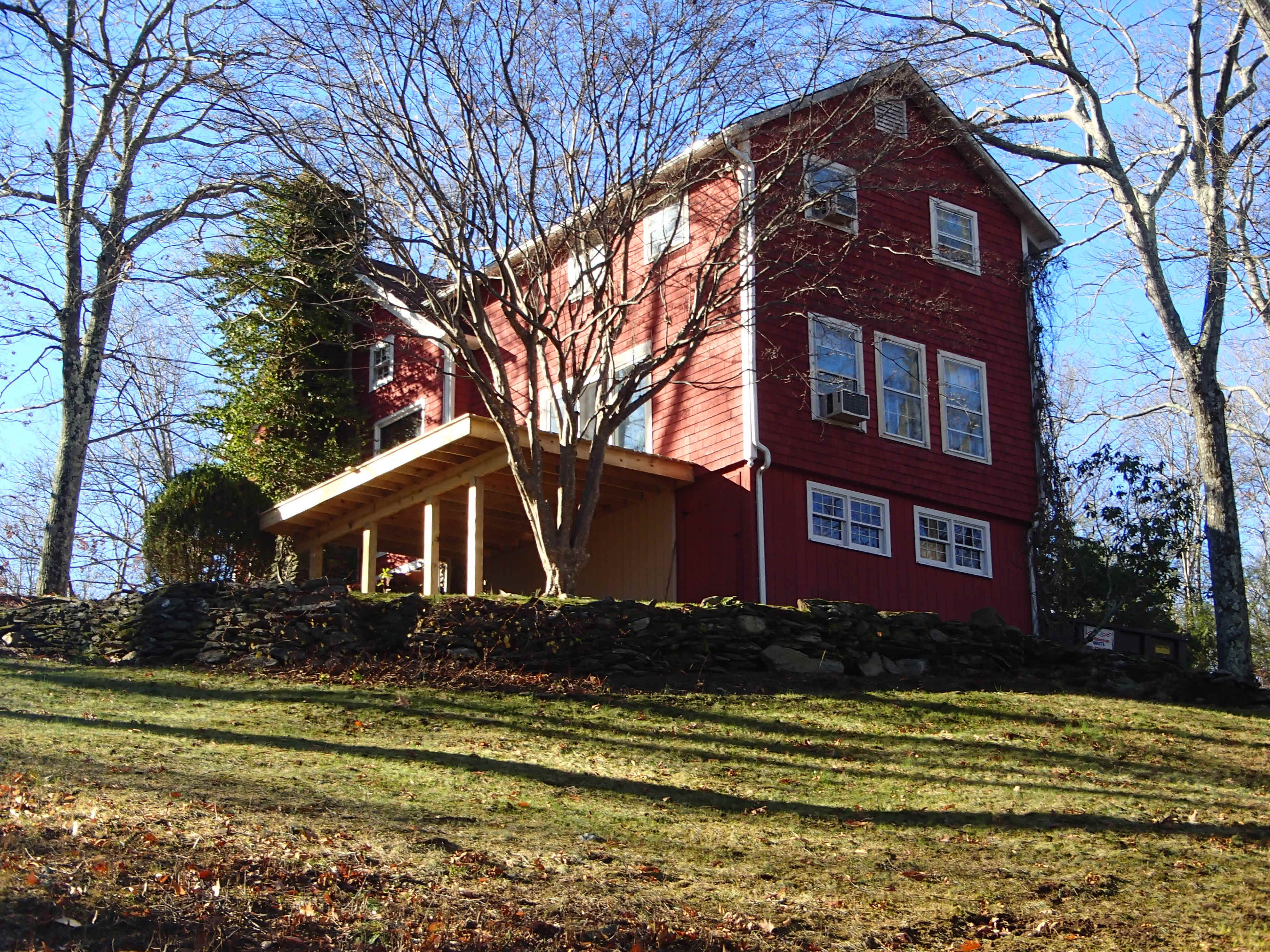 Building photograph for 279 HUT HILL RD